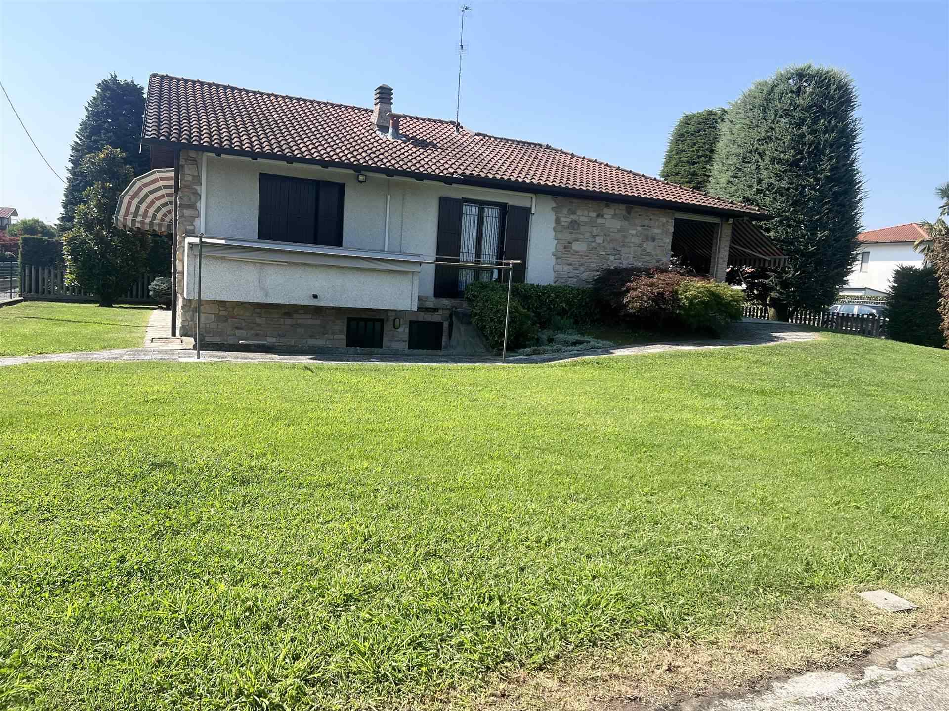 Immagine di copertina dell'immobile Villa Singola Attorniata da Giardino e Terreno Agricolo con Tre Camere, Ampio Interrato