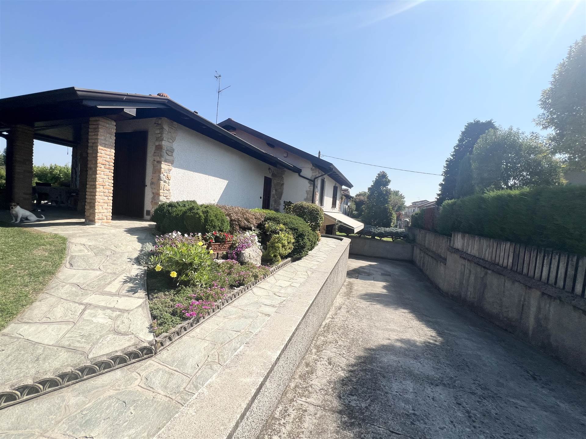 Immagine di copertina dell'immobile Villa Singola Attorniata da Giardino e Terreno Agricolo con Tre Camere, Ampio Interrato