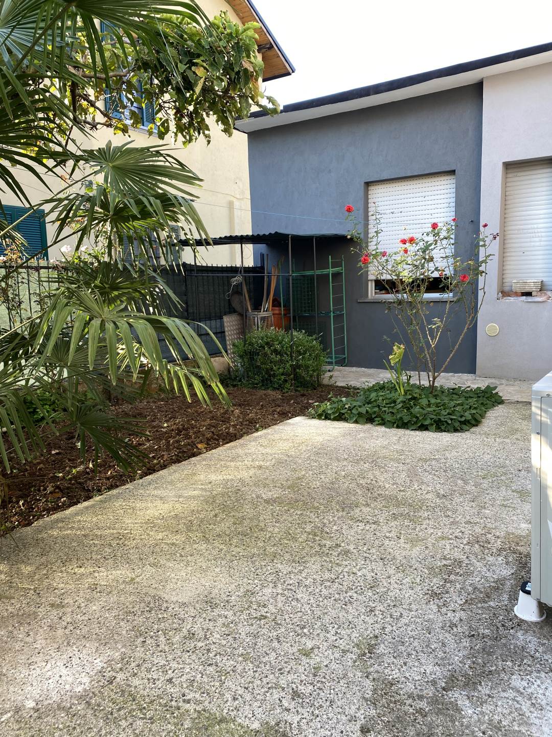 Immagine di copertina dell'immobile Ideale per due famiglie – Villetta di testa con doppio appartamento e taverna a Bernareggio
