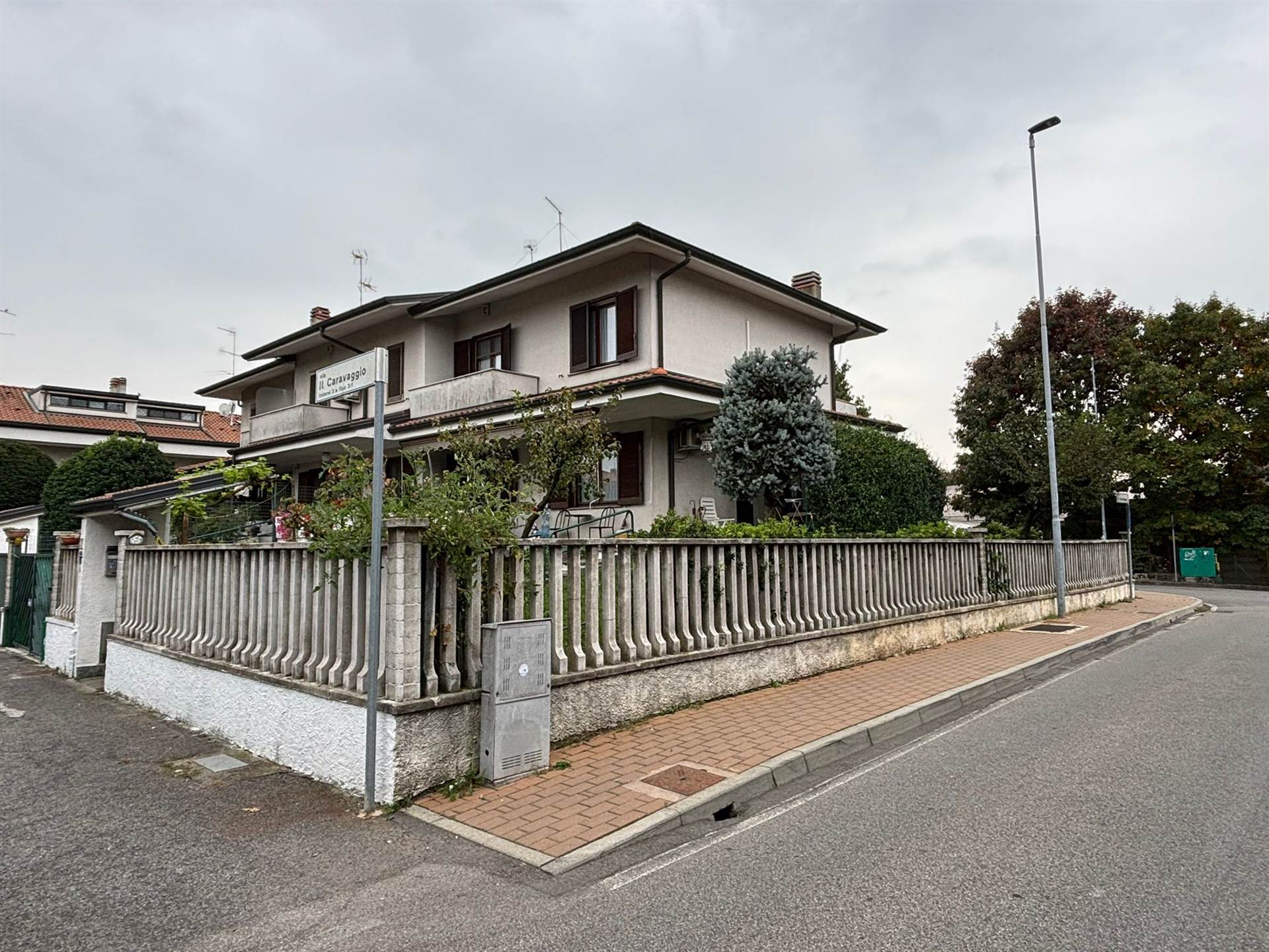 Immagine di copertina dell'immobile Trezzano Rosa – Villetta a schiera di testa con ampio giardino e taverna