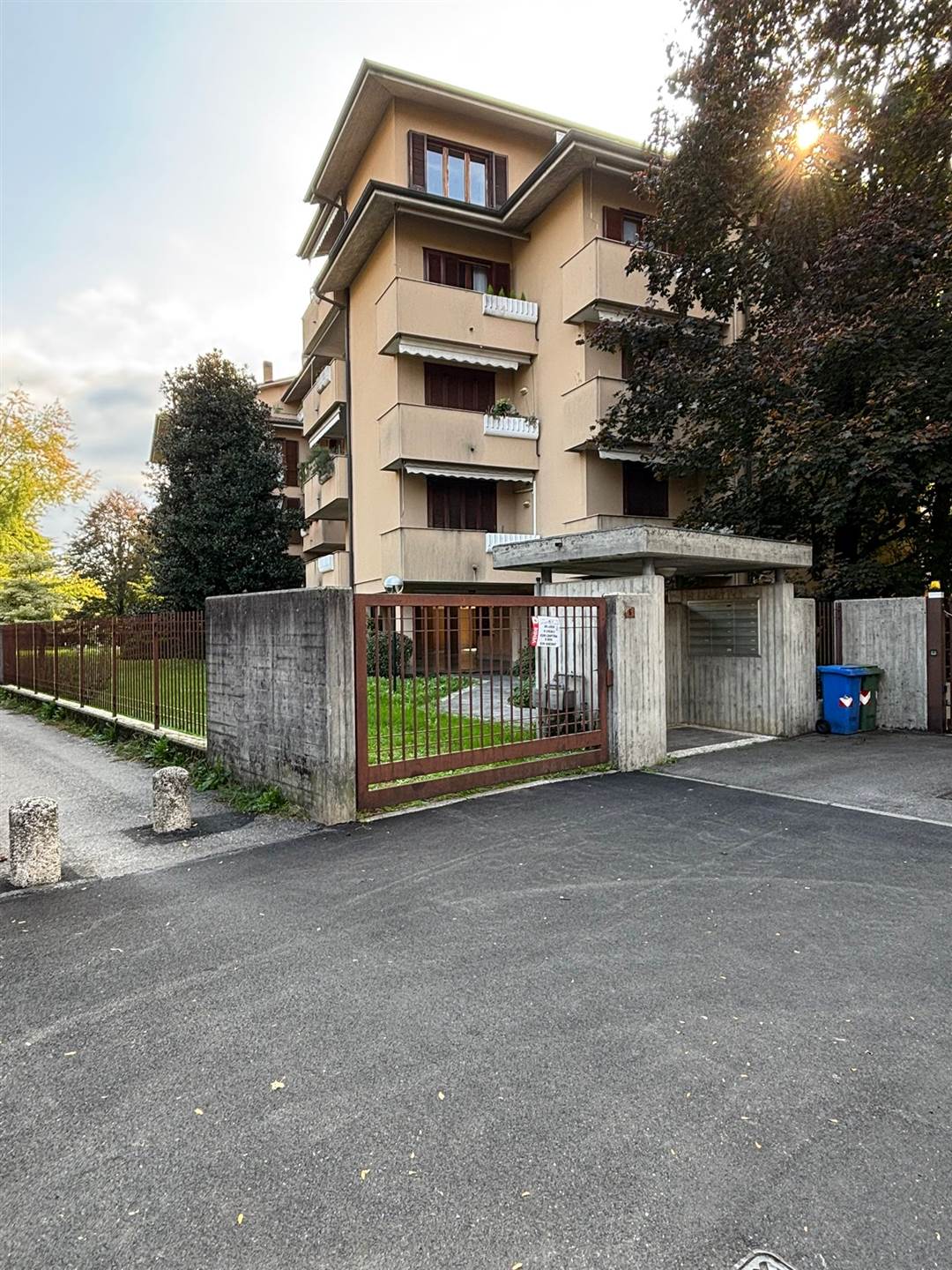 Immagine di copertina dell'immobile Vimercate – Trilocale con doppi servizi, box e cantina in zona centrale e immersa nel verde